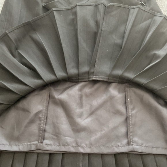 The perfect knee length fitted skirt. Fully lined with side zipper. - Picture 4 of 4